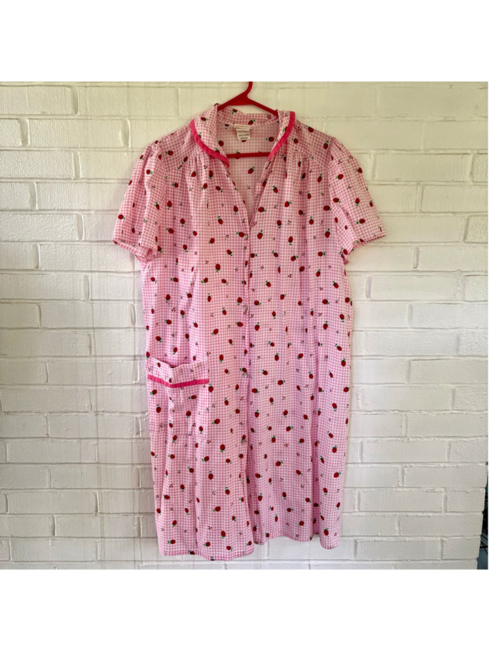Vintage 70s pink strawberry print house dress - Picture 5 of 5